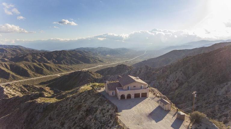 Summit House Joshua Tree - Iconic Mountain Estate with Spa Ping-Pong Fire Pit - B&B Yucca Valley