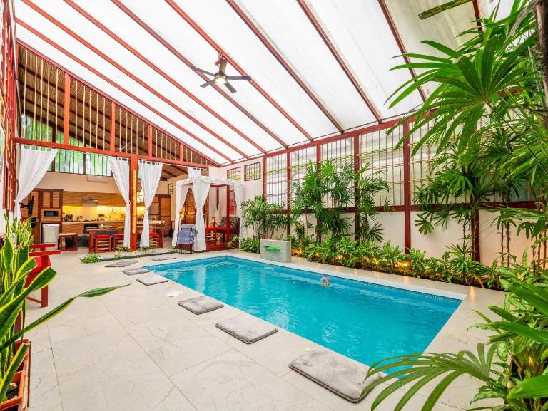Uva Blue Villas - Pool House - AC, 3 bedrooms, 8 guests, Indoor pool with spill - B&B Cocles
