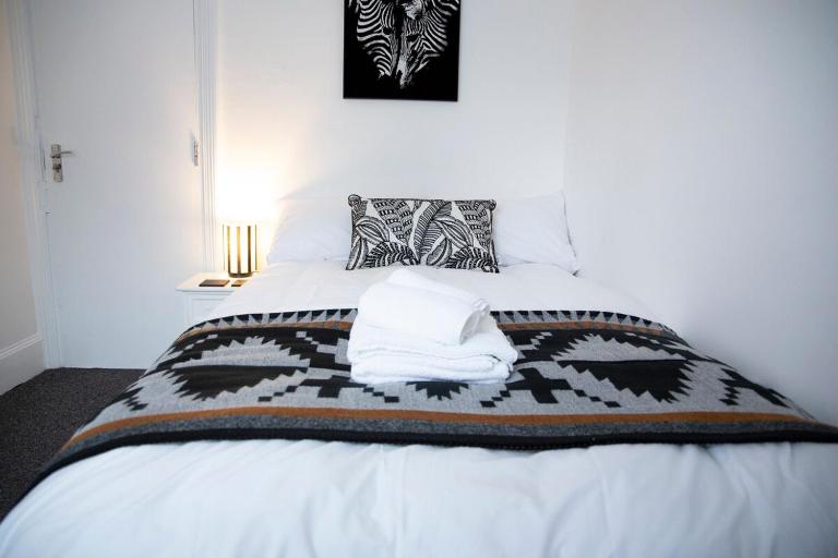 Monochrome Maison - 4-Bedroom Maidstone Town Centre Home - Sleeps 8 - Garden & Parking - Ideal for Families & Contractors - Chambres d'hôtes Maidstone