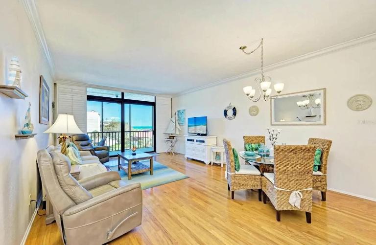 Beachfront 2 Bedroom Residence with Panoramic Gulf Views - Bed and Breakfast Longboat Key