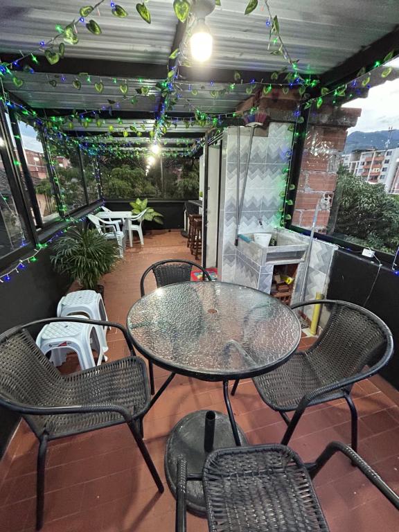Cómoda y Amplia Casa, Ideal Para Grupos, Muy Cerca Del Estadio, Barrio La América - B&B Medellín