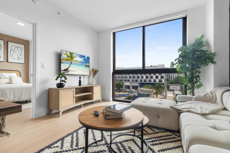 Stylish 1BR in Wynwood with Pool and Gym Views - B&B Miami