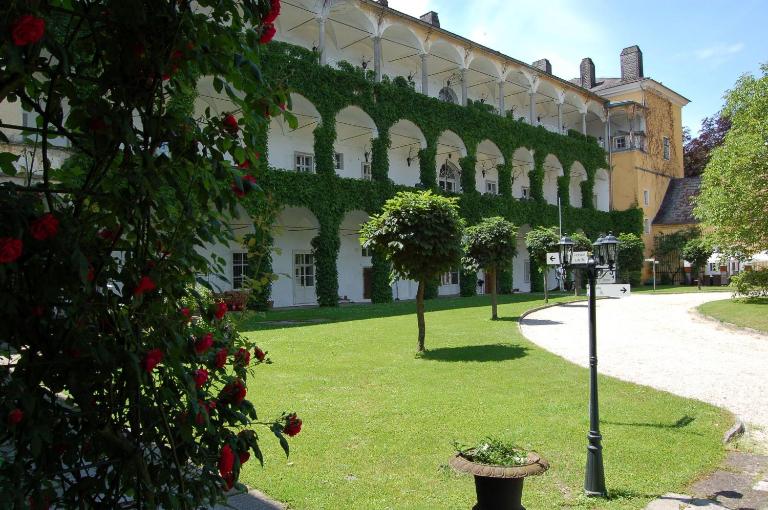 Gästehaus Schloss Aschach - Ferienwohnung Aschach an der Donau