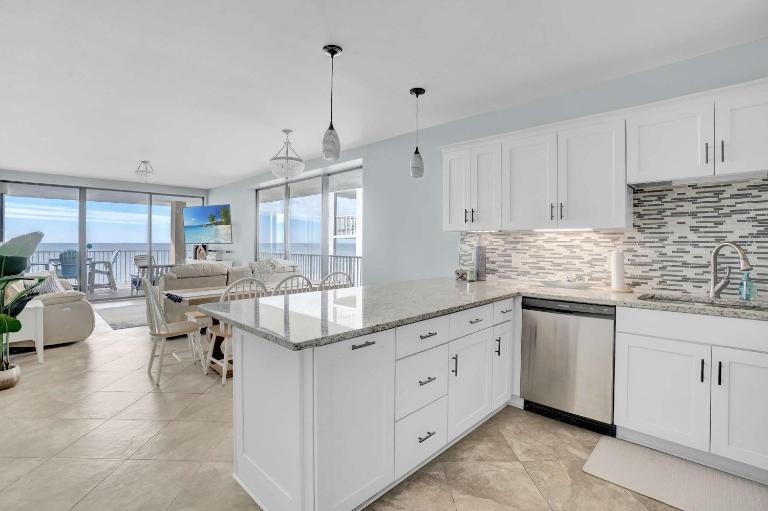 Corner on Romar 706 - B&B Orange Beach
