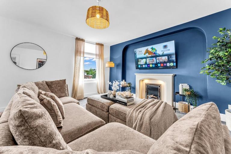 Family, Contractor & Business Stays, 4 Bedrooms, Ample Parking, Near Chester - B&B Saltney