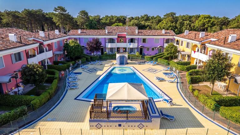 Holiday village with swimming pool - B&B Bibione