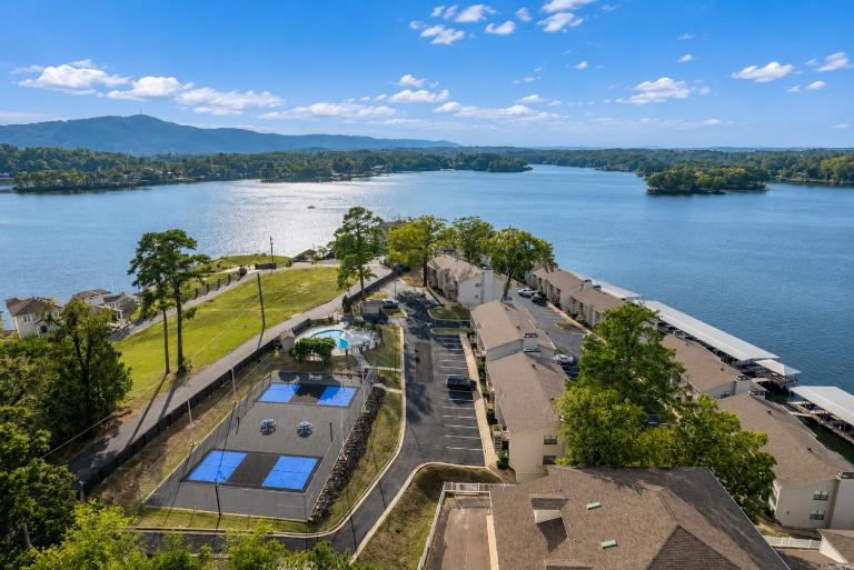 Dock, Slip, Lake, Pool, Pickleball, Pets OK - B&B Lake Hamilton