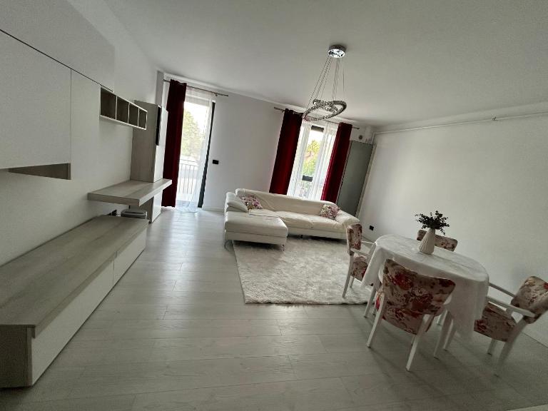 Hij Apartaments - B&B Radauti
