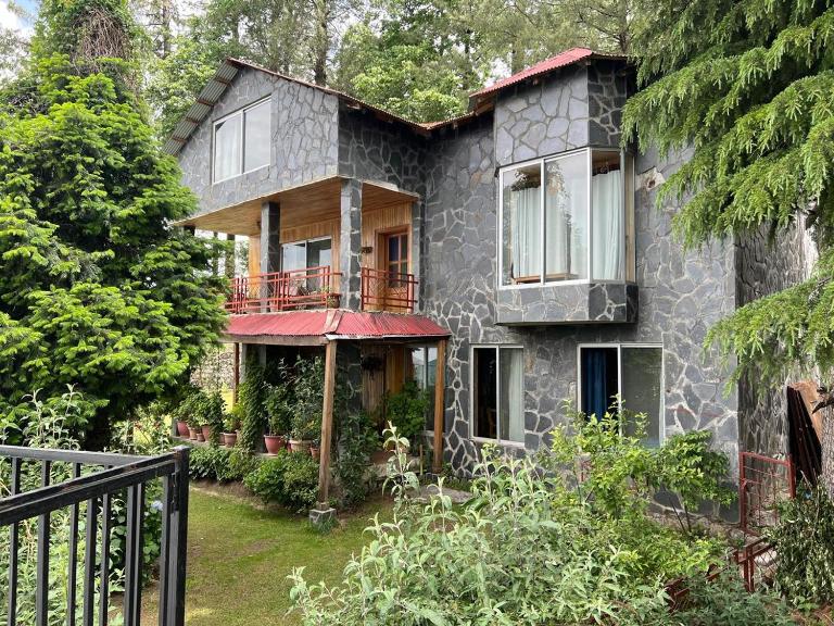 Haven Mushkpuri Heights - 5BR Home with Lawn in Dunga Gali - B&B Dunga Gali