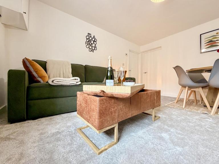 Laurel, Bright 2-Bed Home, Central Aberdare - Chambres d'hôtes Aberdare