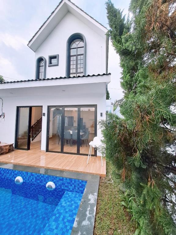 Casa de Garde - 3 King Bedroom Lembang with pool - B&B Tegalharendong