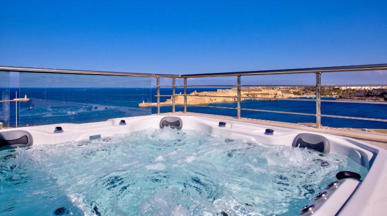 Valletta Luxury 4-Bedroom Duplex with Stunning Sea Views Private Terrace and Jacuzzi - B&B Valletta