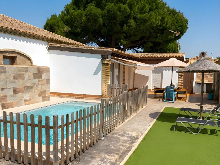 Casa con piscina Privada Barbacoa vallada - Chambres d'hôtes Chiclana de la Frontera