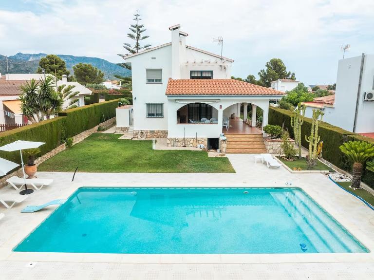 Villa Ponent I Pool I BBQ I 5minBeach I Garden - Bed and Breakfast Calafat