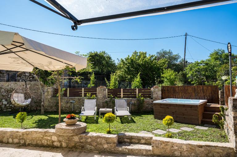 Alexandra's Stone House with Private Spa Tub by Konnect - B&B Agios Ioánnis Peristerón