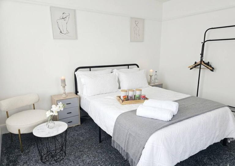 5-Min Walk to Whiston Hospital Entire Home - Ferienwohnung Prescot