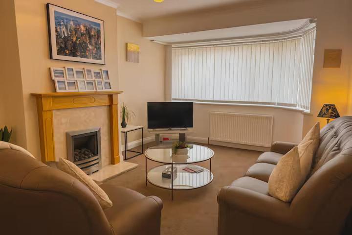 Elegant & Cozy 2 Bed End Terraced Stay - B&B Northfield