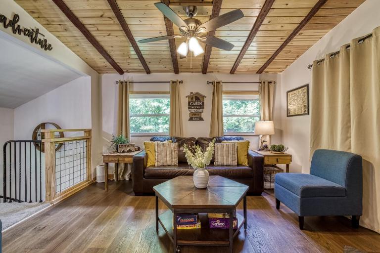 "Hillside Cottage" is minutes to town and to Rocky Top SportsHot Tub Nature SettingGrillSleeps 6 - Chambres d'hôtes Gatlinburg