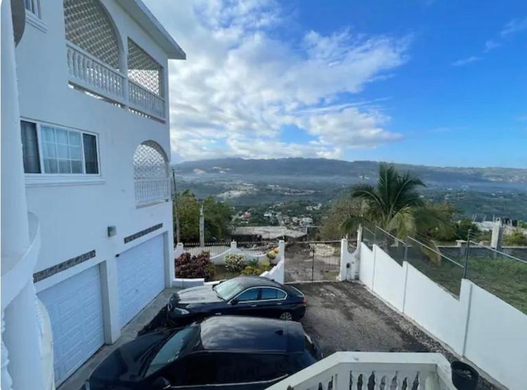 Skyline Suites Villa Penthouse Golden View - Chambres d'hôtes Montego Bay