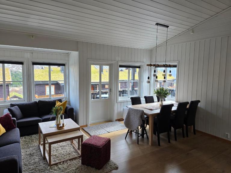 Myrkdalen apartment with lovely balcony - B&B Voss