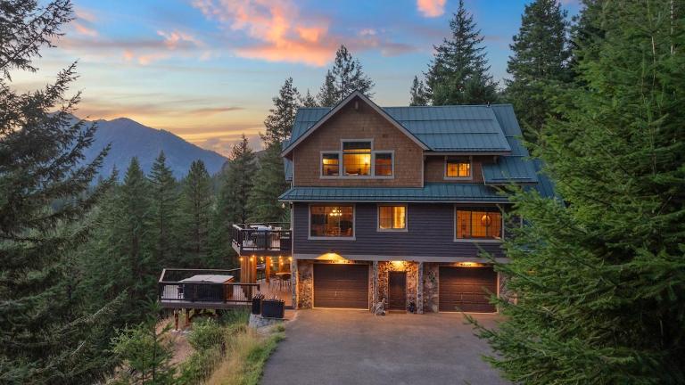 A PNW dream! Hot Tub, 3 private acres & Mnt Views! - Ferienwohnung Ronald