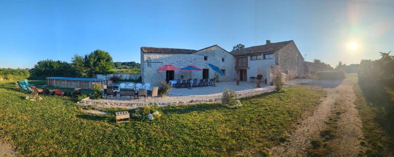 Vineyard Villa with Pool and Hot Tub - Chambres d'hôtes Razac-de-Saussignac