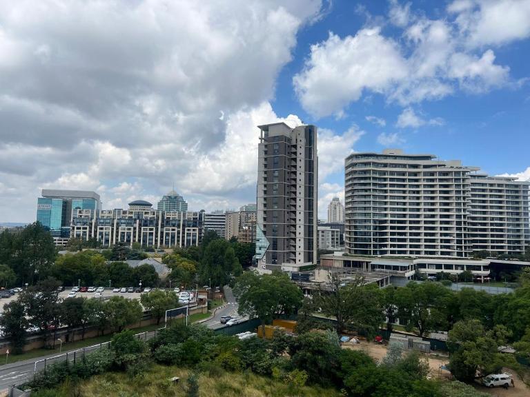Masingita Towers 3 bedroom Apartment 5th Floor - Bed and Breakfast Johannesburg