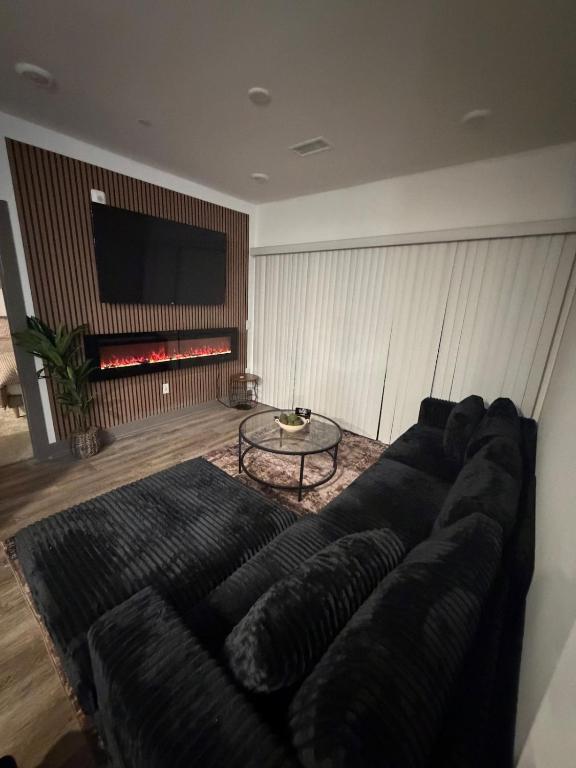 Steps to the Benz! Modern 2BR Apt Walk to Stadium - B&B Atlanta