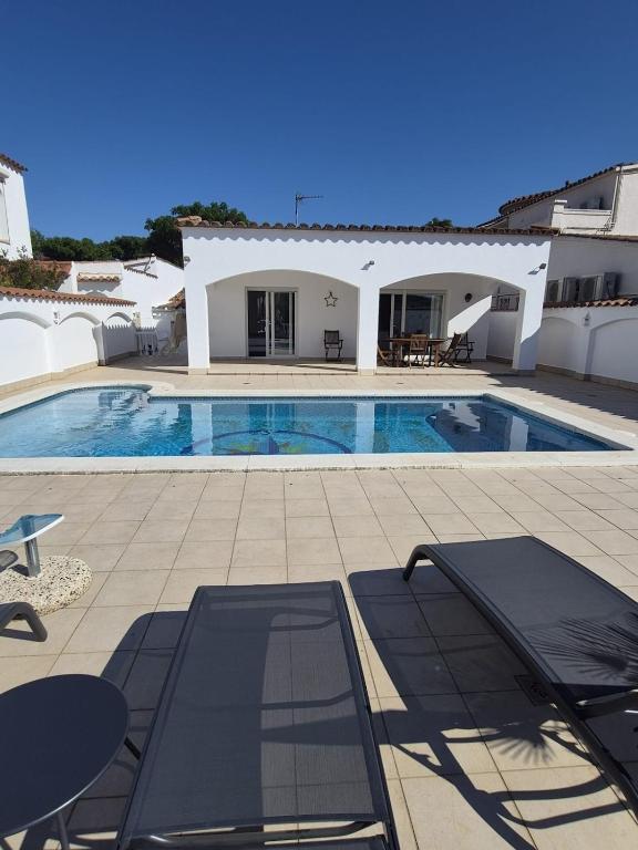 Belle villa de plain pied sur canal - B&B Empuriabrava