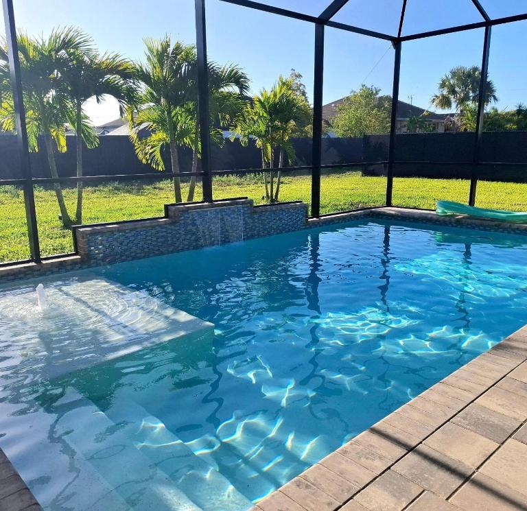 Brand New Ultra Luxury 4 bedroom heated pool home - B&B Cabo Coral