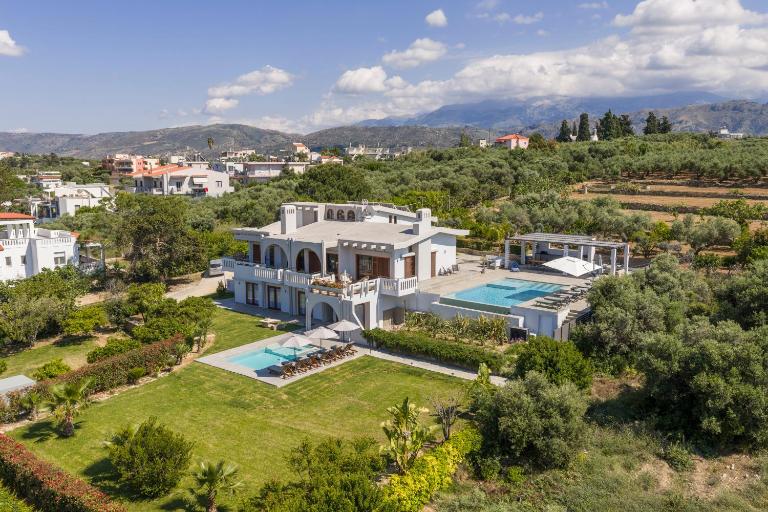 Azatis Luxury Villa - Bed and Breakfast Kato Daratso