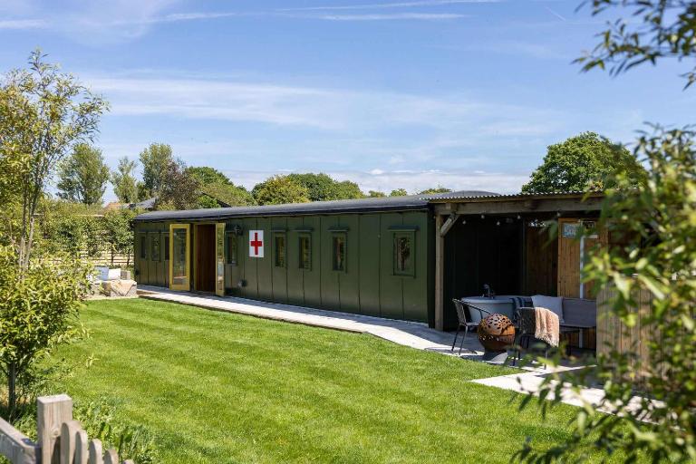 Beautifully Restored WW2 Carriage - Sleeps 6 - Chambres d'hôtes Birdham