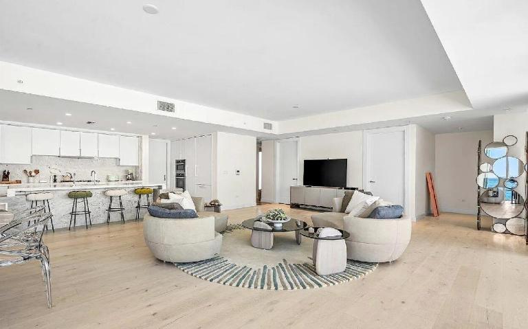 Sophisticated 2 Bedroom Oceanview Condo with Balcony - B&B South Palm Beach