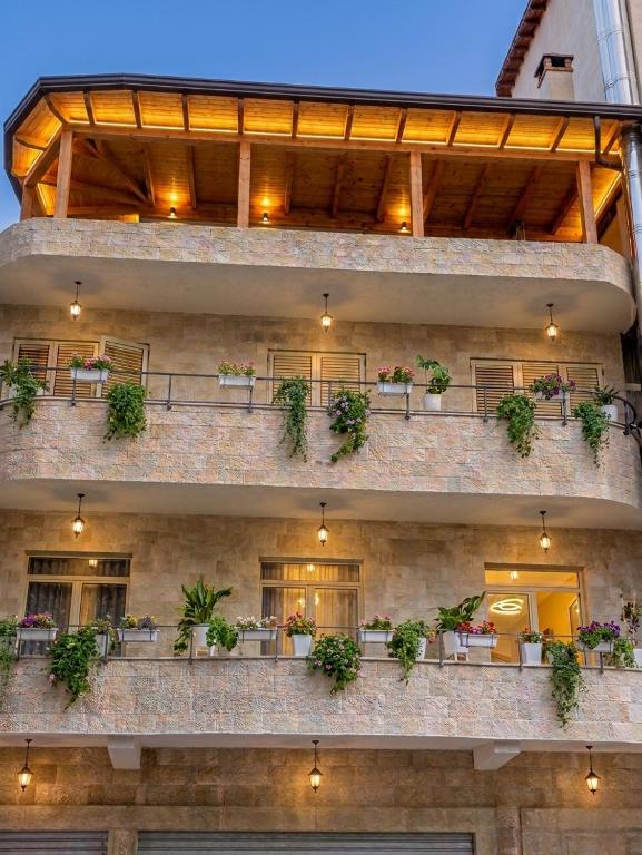 VILA HK- Is a family-run stay designed to welcome you like friends Located in the heart of KRUJE,it offers comfort,peace,and privacy to make you feel right at home Enjoy free public parking, taxi service,local guides and a traditional breakfast included - B&B Croia