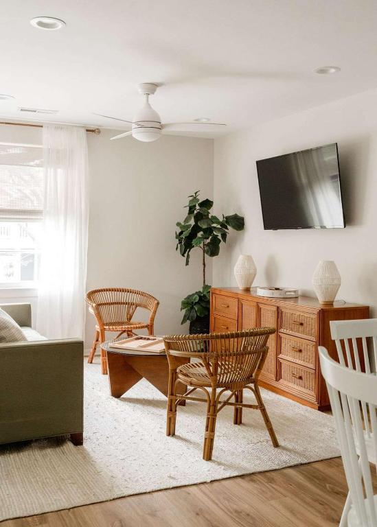 Airy 3BD Cottage Yard Grill & Steps to Beach - Ferienwohnung Folly Beach