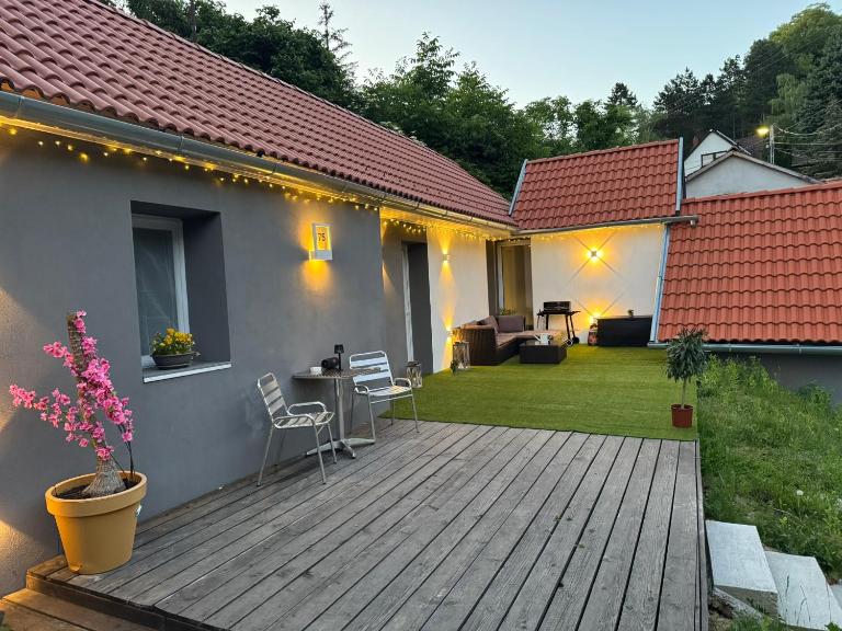 Házikó a város felett - B&B Pécs