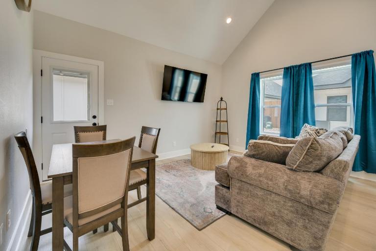 Near AFB & Medical Center: Modern San Angelo Home - Bed and Breakfast San Angelo