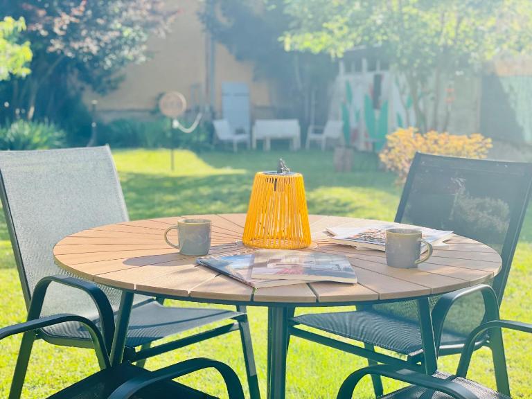 La Maison Le 14 - Un Jardin en Ville - B&B Auxerre
