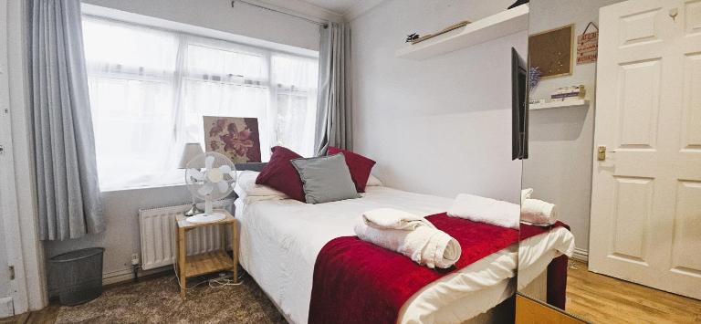 Private Guest Suite with Kitchenette, Ensuite Shower & WC, Near Tube - Chambres d'hôtes Kenton