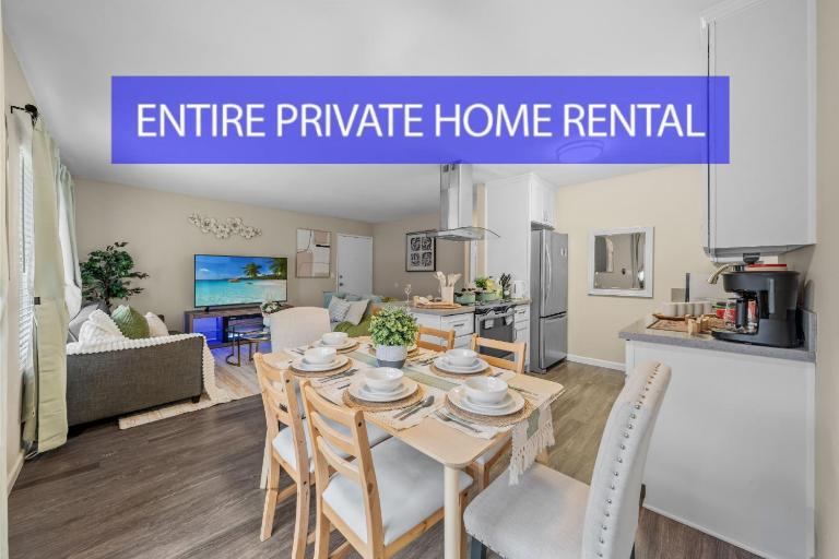 Entire Private Home with 2 Bedrooms 1 Bathroom, King Bed, Pool, Hot Tub, 2 Parking in Mira Mesa Available Now - B&B San Diego