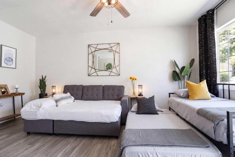 Renovated Modern Industrial Suite 2 BR Condo - B&B Gainesville