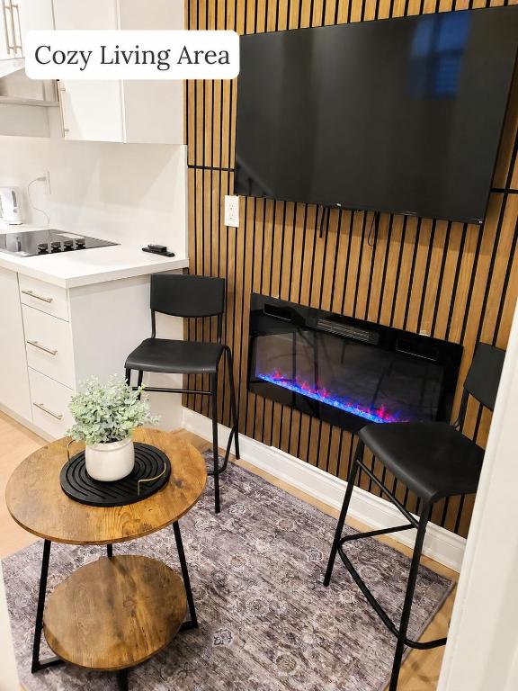 Private 1BR Suite with Fireplace & Parking in Milton - B&B Milton