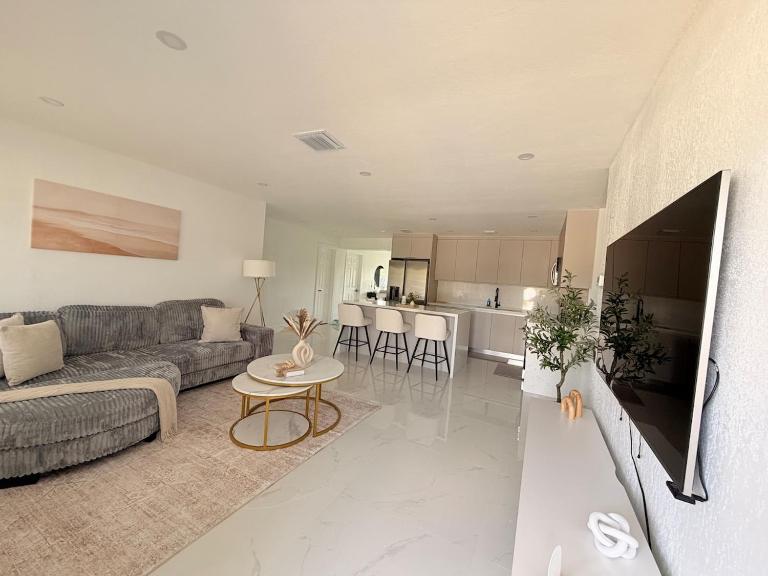 Casa de Lujo 3 Min del Hard Rock Stadium Jacuzzi - Bed and Breakfast Miami Gardens