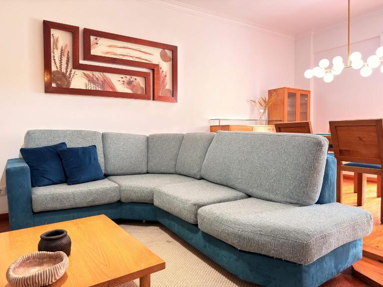 Lisbon Explorers Spacious Flat - 4 min to Metro, 20 min to Center - Bed and Breakfast Amadora
