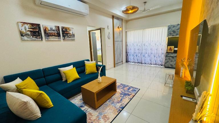 The Teal Suite Vibrant 2BHK High-Rise in GIFT City - Chambres d'hôtes Gandhinagar