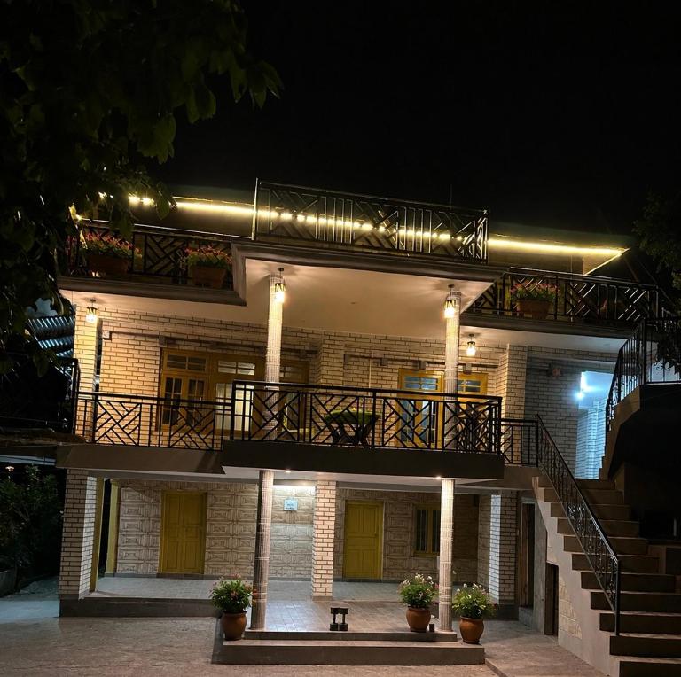 Mandala House & Café with Mud House Retreat - Bed and Breakfast Jari