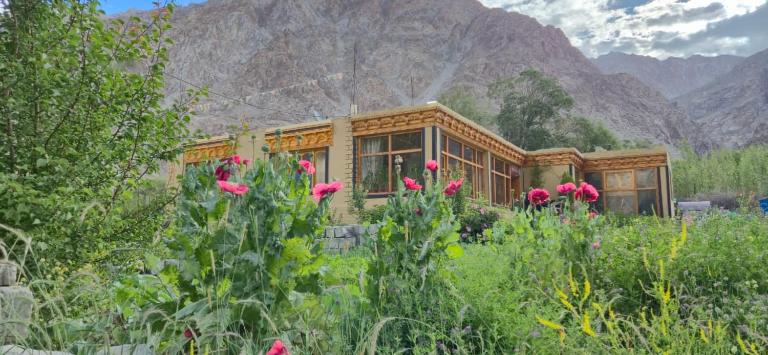 COZY VILLA HOMESTAY NEAR TO SAICHEN GLACIER b - B&B Nabar