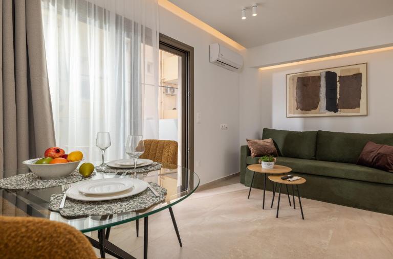 Mira Central Living Suites in Hersonissos - 70m from the Beach - Chambres d'hôtes Limín Khersonísou