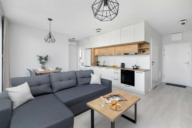 Przestronny Apartament z Klimatyzacją, Balkonem i Parkingiem by Noclegi Renters - B&B Lublino