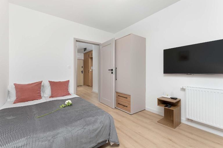 Cozy Apartment with Parking and Workspace by Noclegi Renters - Bed and Breakfast Rzeszów